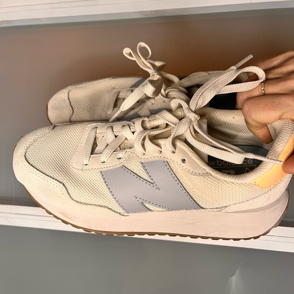 New Balance . Worn a few times but very clean and good condition. Size 38 - Picture 2 of 4